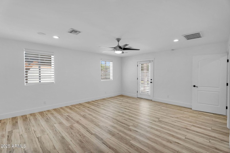 34-web-or-mls-3102 E Mariposa St -31