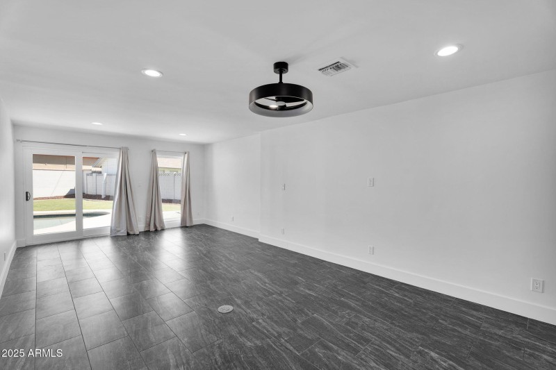 43-web-or-mls-3102 E Mariposa St -39