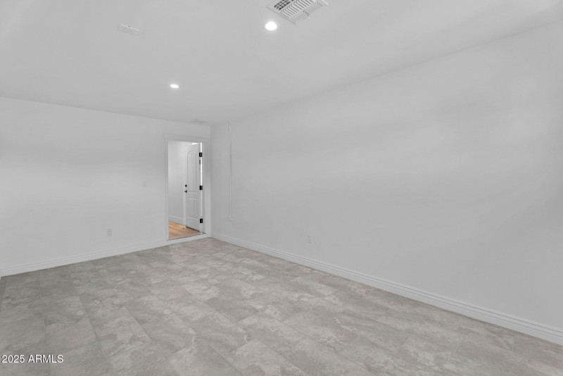 47-web-or-mls-3102 E Mariposa St -55