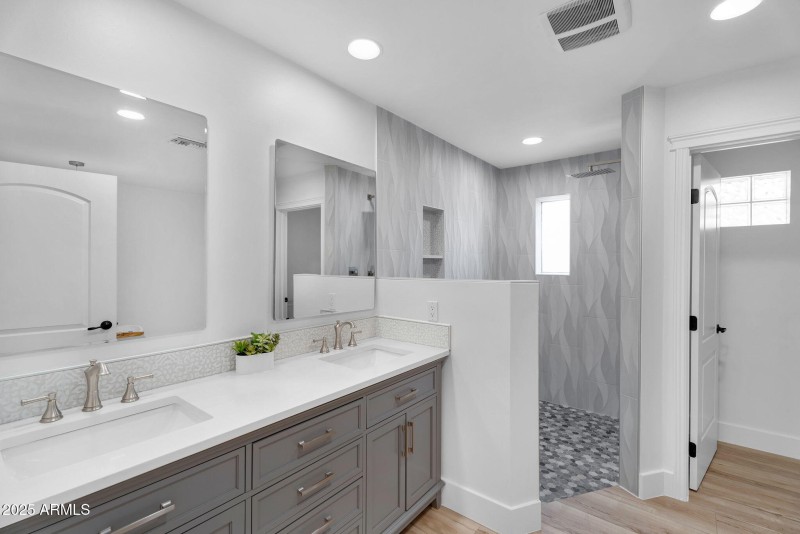 54-web-or-mls-3102 E Mariposa St -48