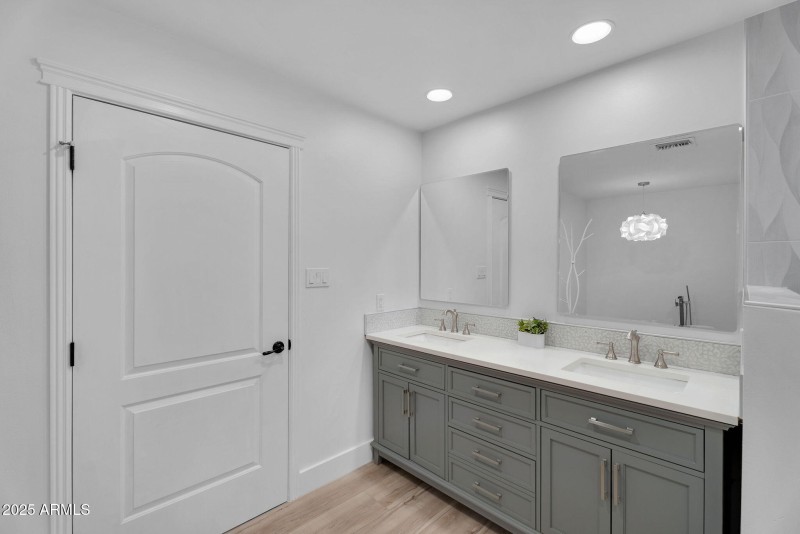 56-web-or-mls-3102 E Mariposa St -51