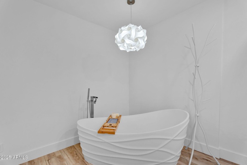 57-web-or-mls-3102 E Mariposa St -50