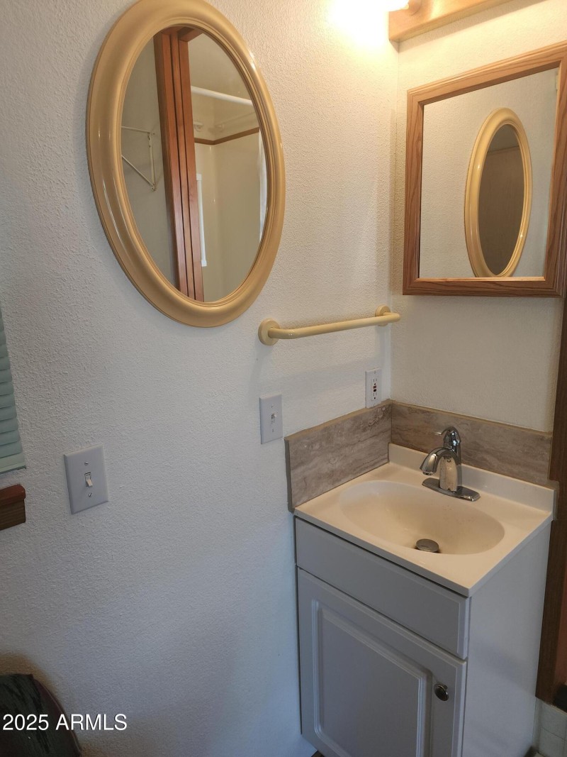 56. AZ room sink and mirrow