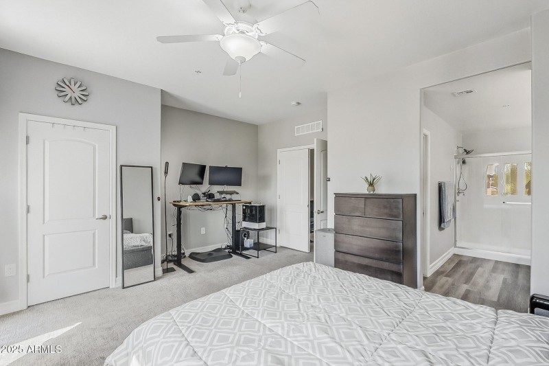 25-Main primary bedroom