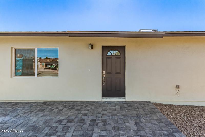 OPEN FRONT PATIO & ENTRY