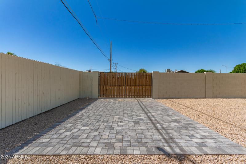 RV GATE & PARKING IN BACK YARD