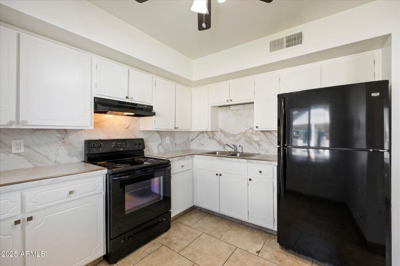 Kitchen w Appliances - Unit 2