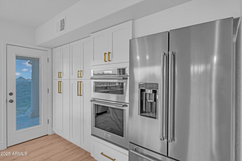 kitchen-Fridge and oven