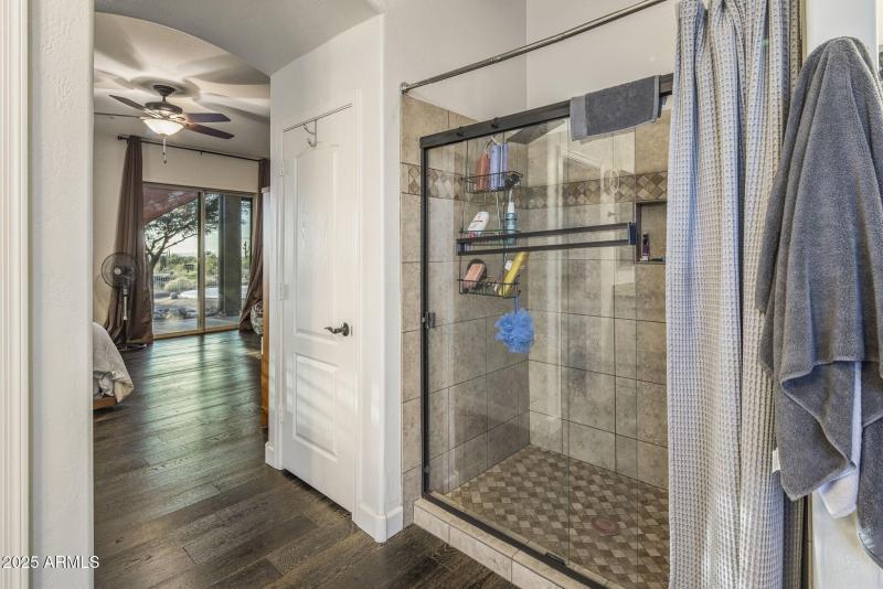 035_Large Primary Shower