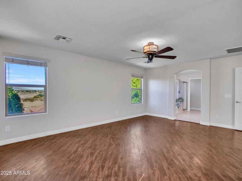 10-Primary-bedroom-(3)