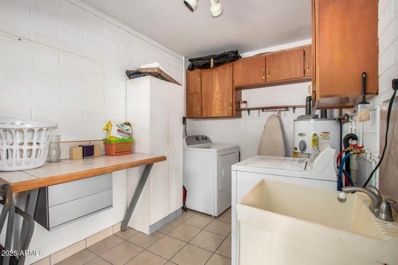 Laundry room w storage