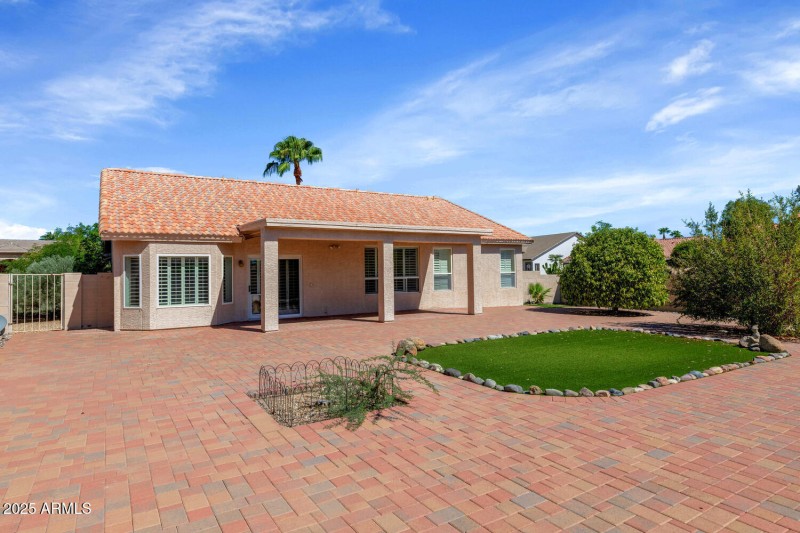 10023 E Arrowvale Dr-large-031-035-10023