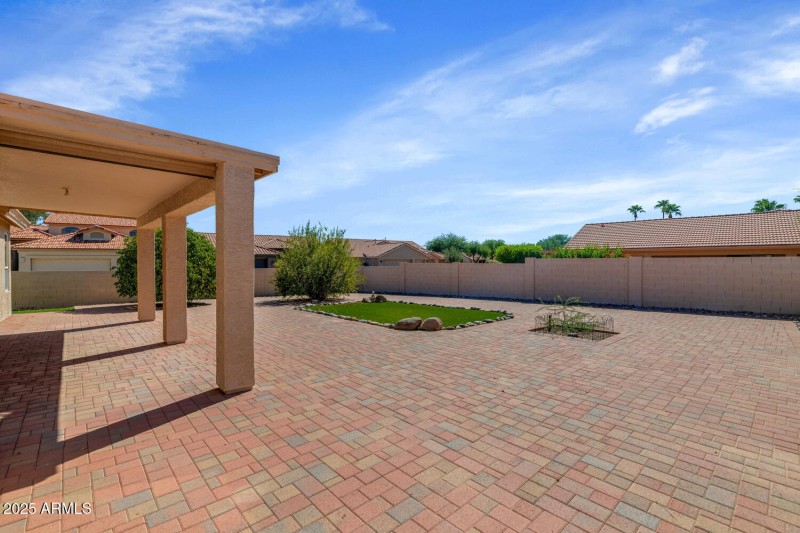 10023 E Arrowvale Dr-large-032-039-10023