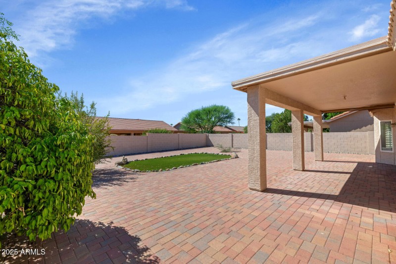 10023 E Arrowvale Dr-large-033-036-10023