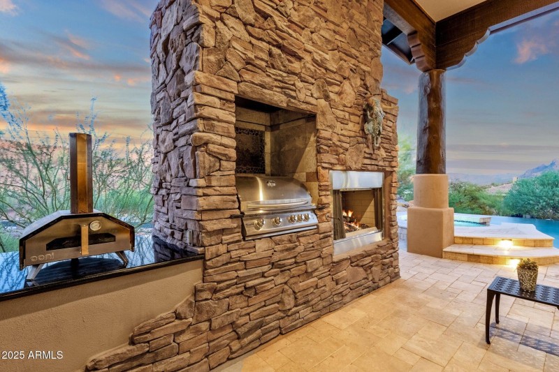 076_Bbq Fireplace And Pizza Oven