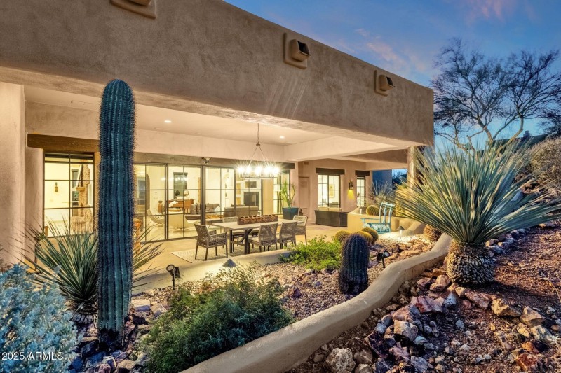 085_Outdoor Dining Patio Lights