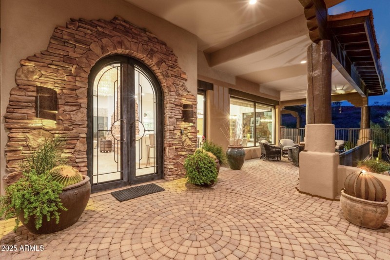 091_Front Entry Lights