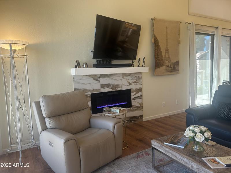 LIVING ROOM W REMOTE FIREPLACE