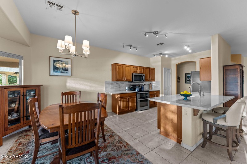 Kitchen & Dining