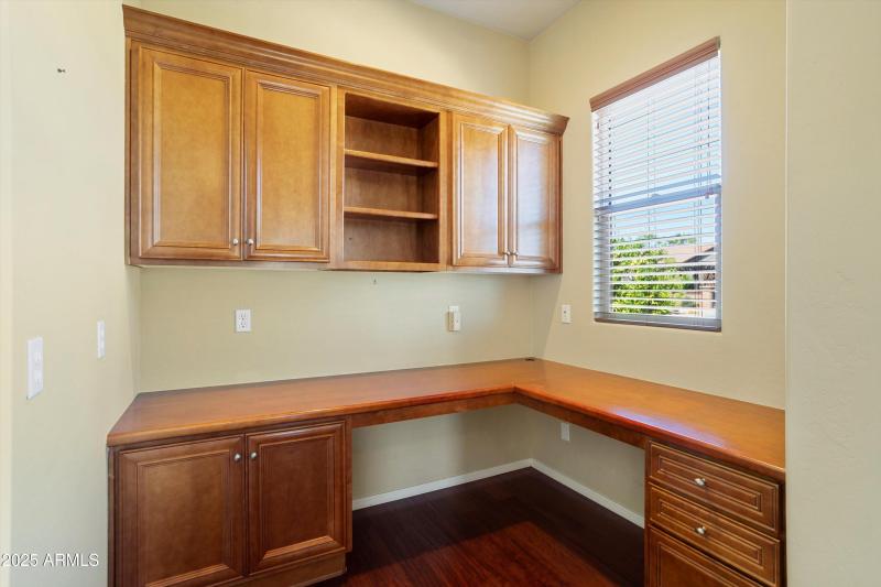 CONVENIENT DESK AREA