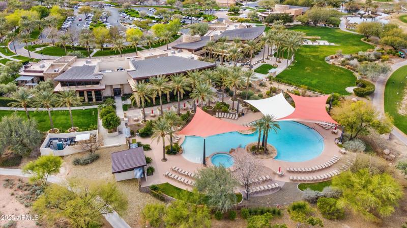 HUGE OUTDOOR POOL & SPA