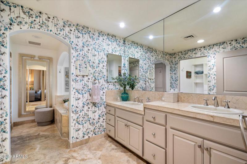 Junior Suite Walk-In Bathroom