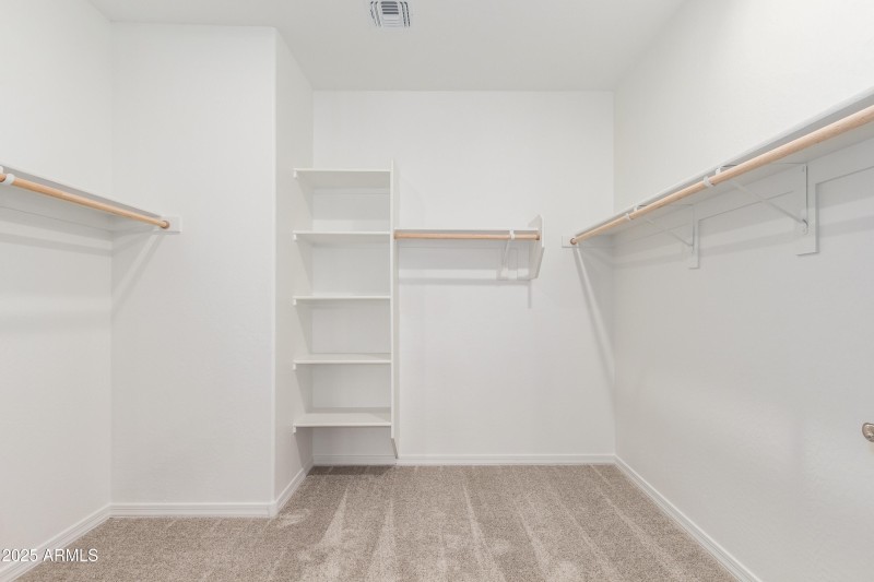 Large Wwalk-In Closet
