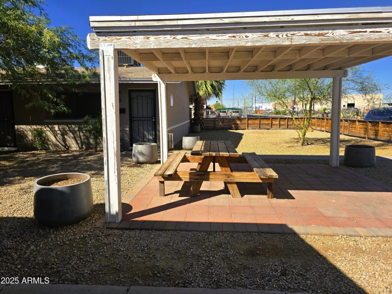 1625-1629 Courtyard View