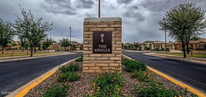 The Knolls Entry