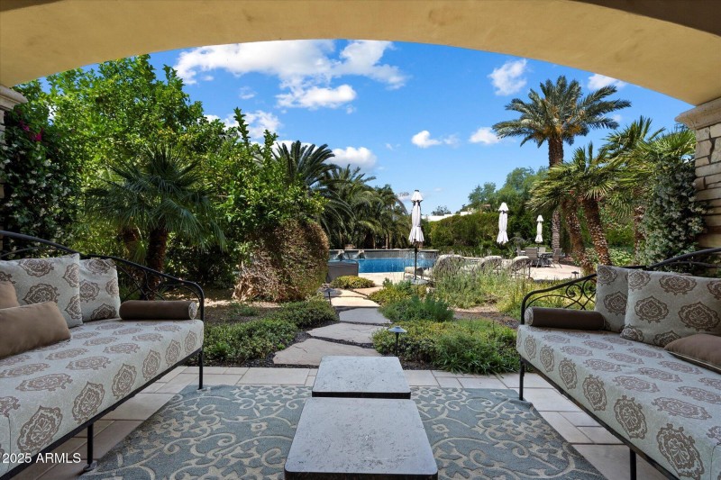 Stunning Grounds