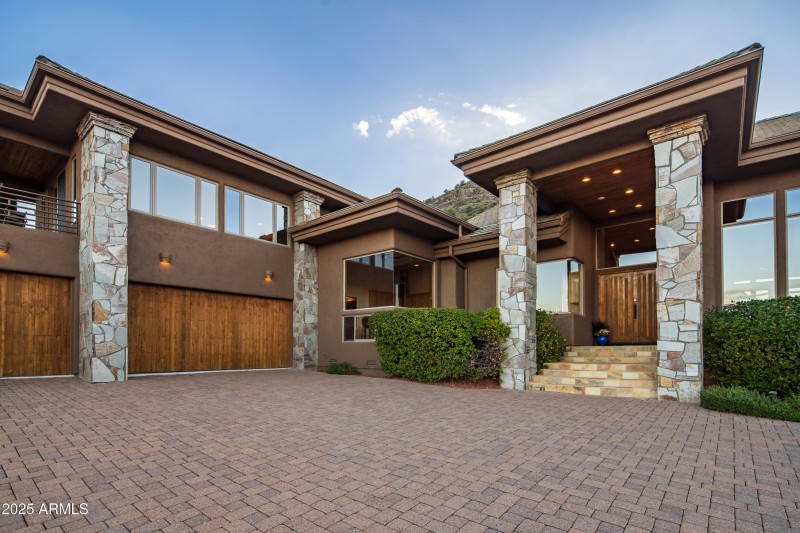 JL_220CrystalSkyDr-exteriors-13