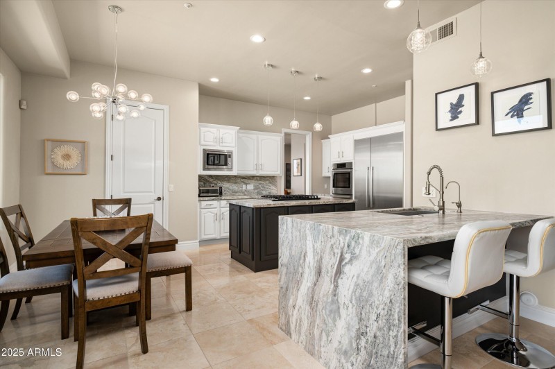 Eat-In-Kitchen