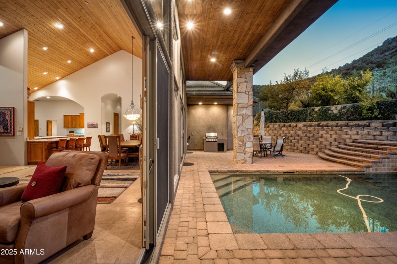 JL_220CrystalSkyDr-exteriors-19