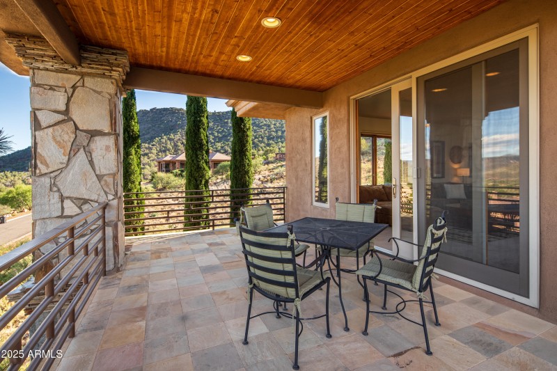 JL_220CrystalSkyDr-exteriors-09