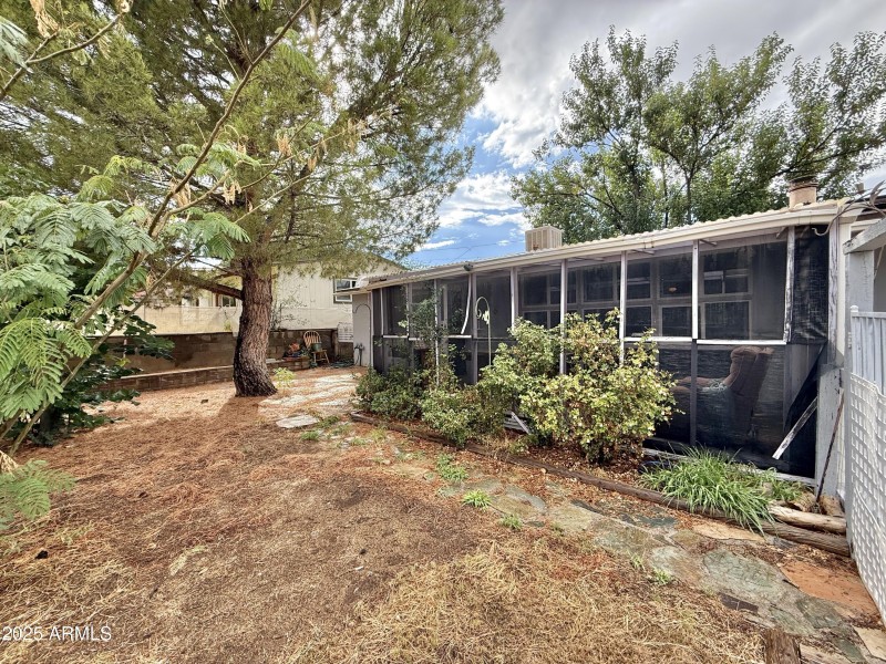 7-Front Fenced Yard
