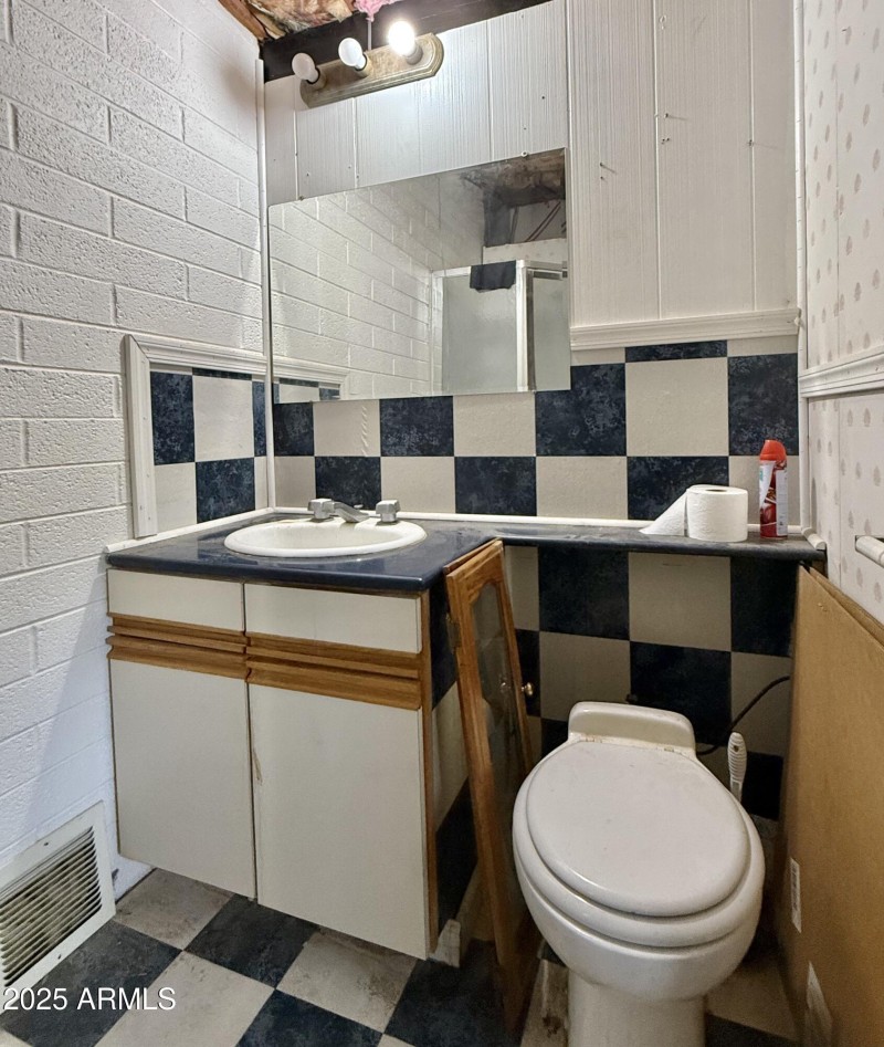 29-Apt Bath vanity