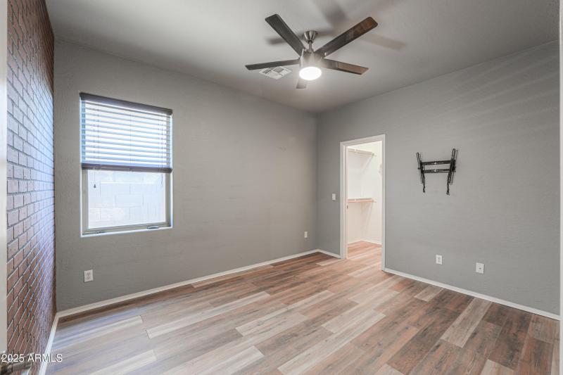 1653 W Green Tree Dr