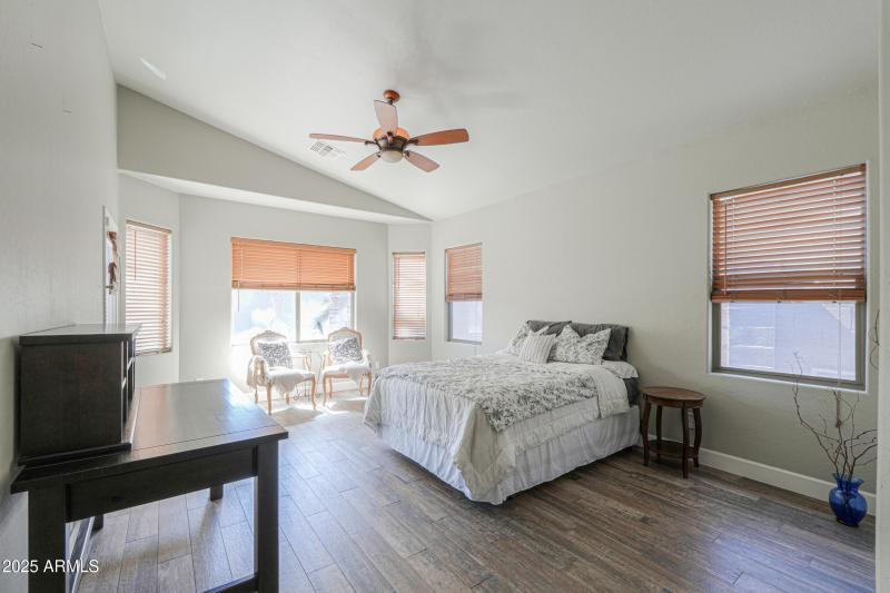 1653 W Green Tree Dr