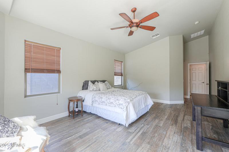 1653 W Green Tree Dr