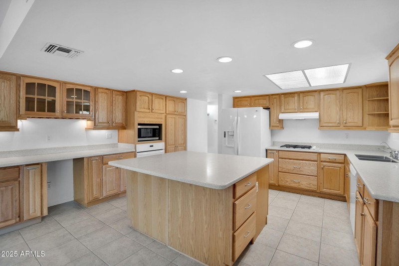 Spacious kitchen!