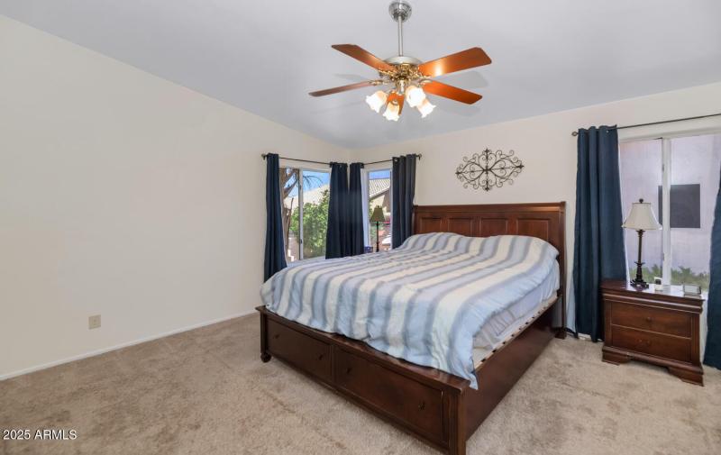 2718 E South Fork Dr-large-016-033-2718