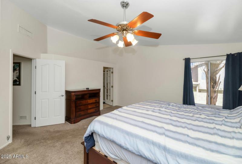 2718 E South Fork Dr-large-017-013-2718