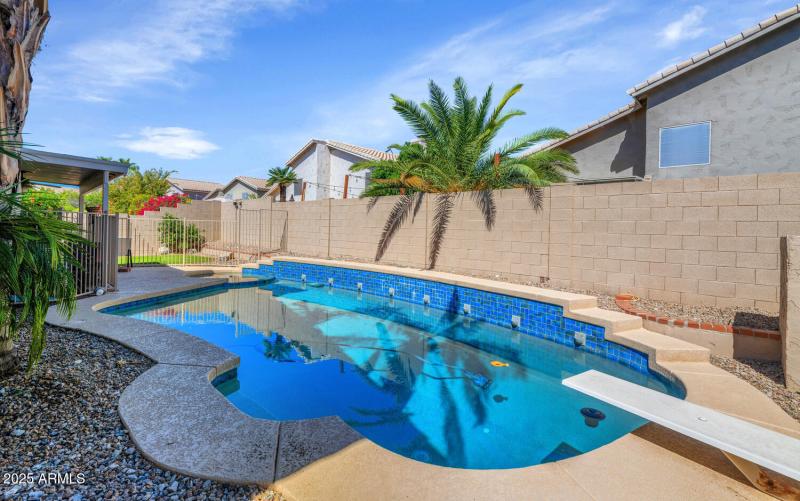 2718 E South Fork Dr-large-030-035-2718