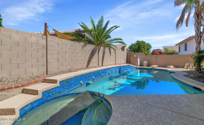 2718 E South Fork Dr-large-031-026-2718