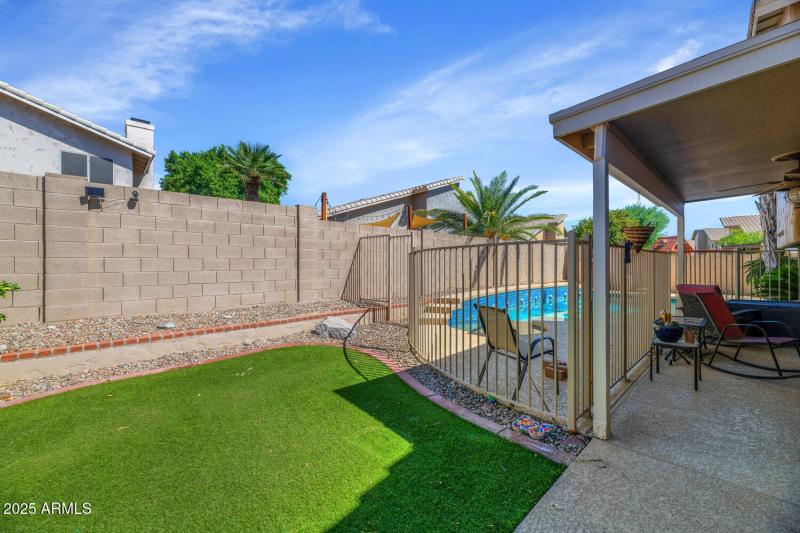 2718 E South Fork Dr-large-034-031-2718