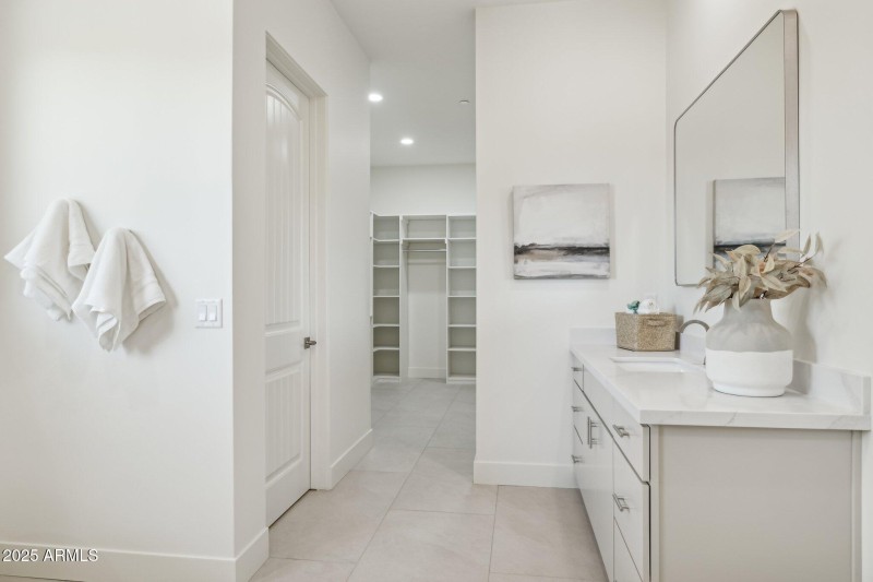 Primary Bath to Closet