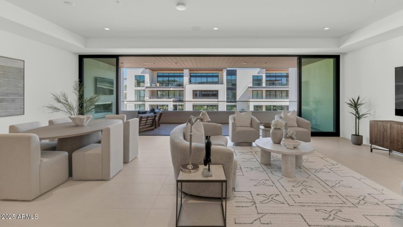 6587 N Palmeraie Blvd-large-007-039-6587