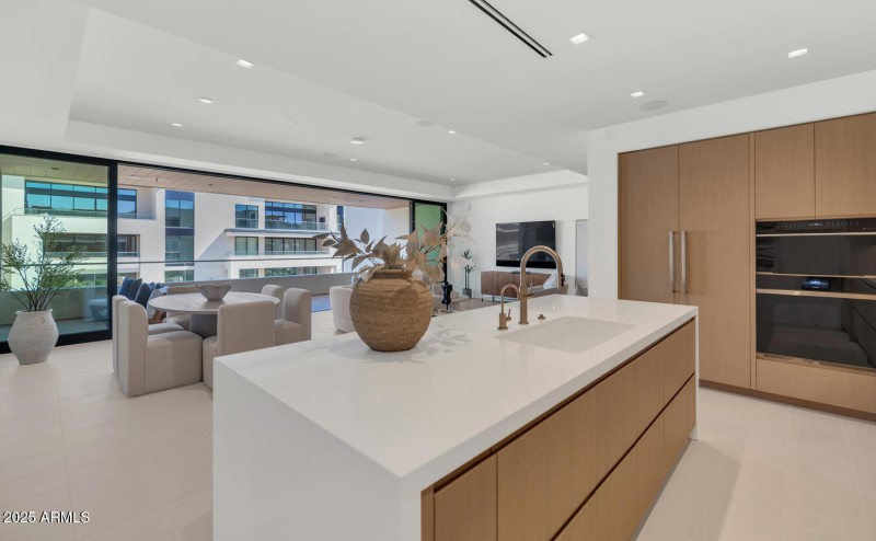 6587 N Palmeraie Blvd-large-028-054-6587