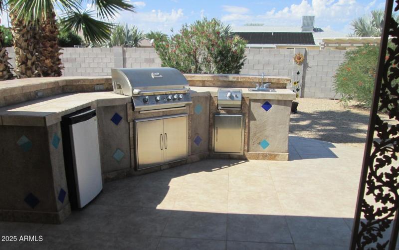 Outdoor kitchen front