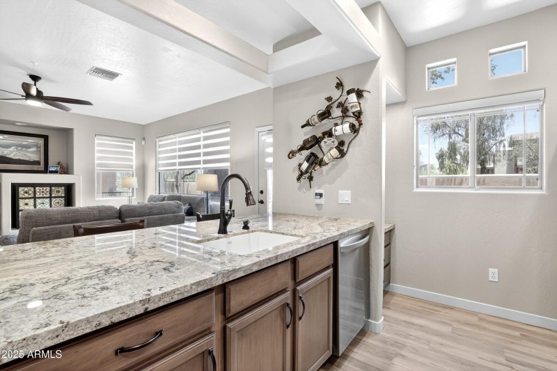 Kitchen & Breakfast Bar